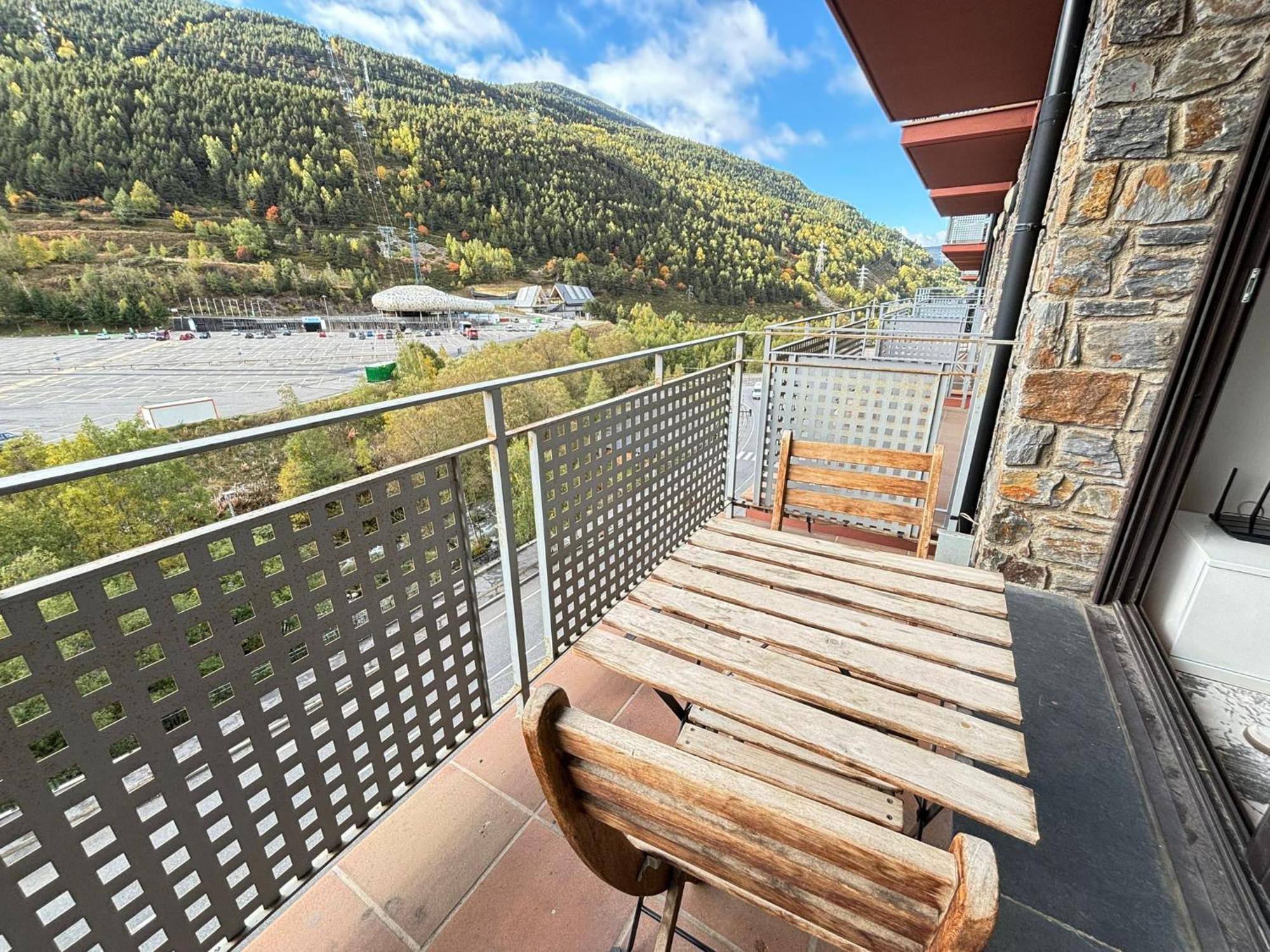 Apartment Life And A Pie De Pistas,