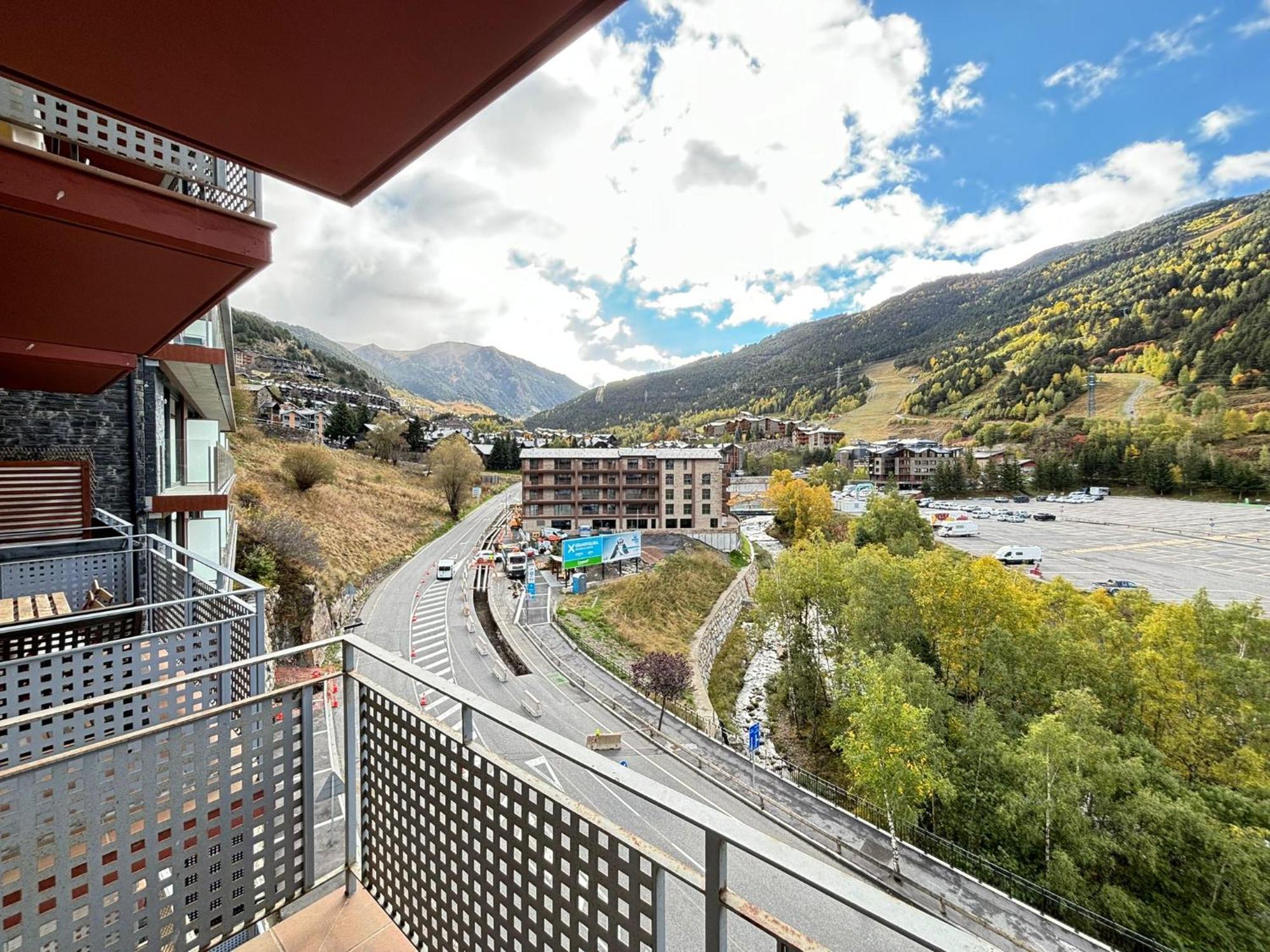 Apartment Life And A Pie De Pistas,