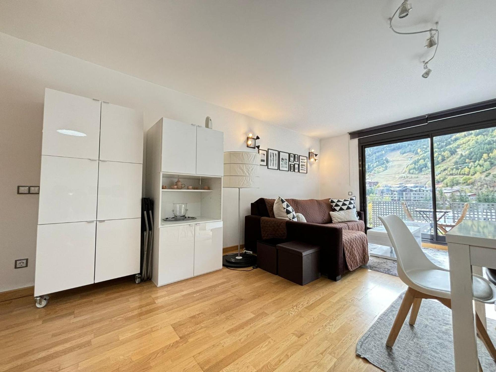 Life And A Pie De Pistas, Apartment