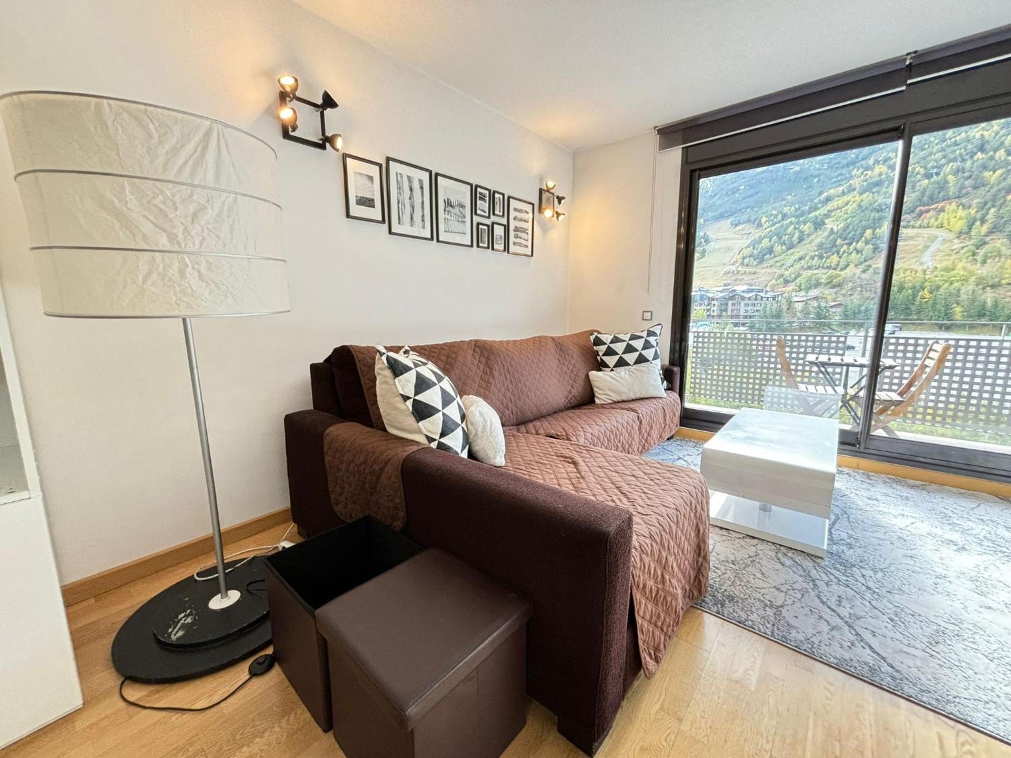 Apartment Life And A Pie De Pistas, *