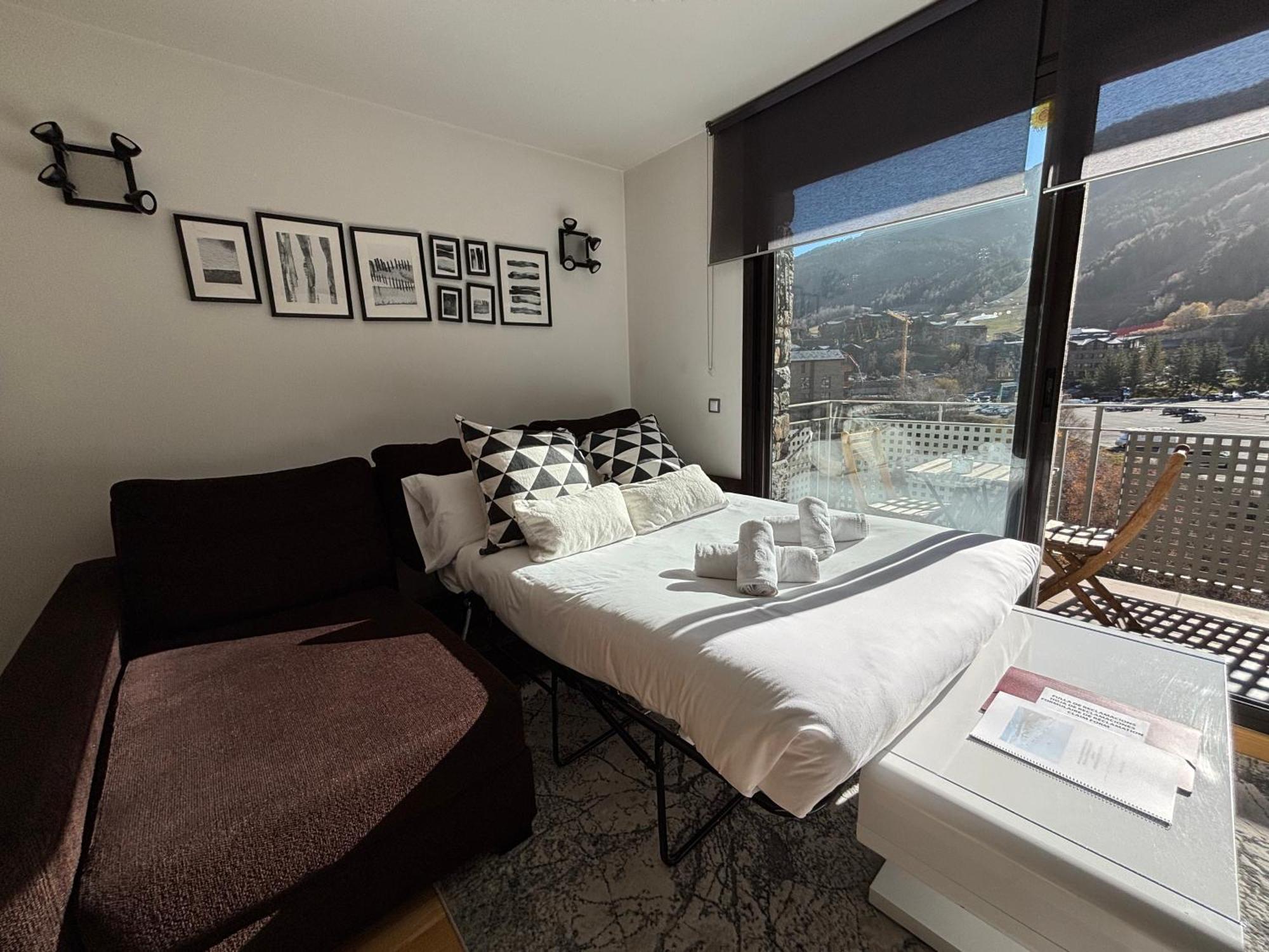 Apartment Life And A Pie De Pistas, *